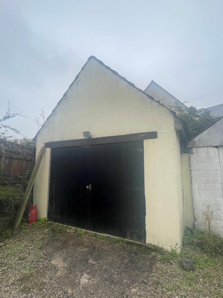 Lot: 9 - FREEHOLD MIXED USE PREMISES WITH POTENTIAL - Rear Garage